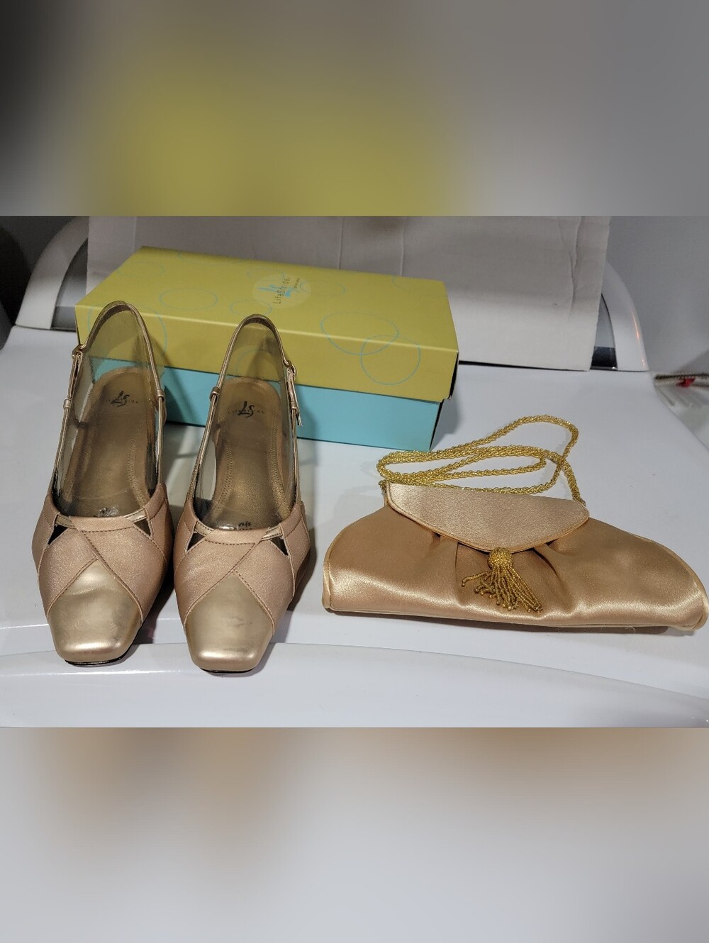 Like New- LifeStride Jill Regal Gold Sandals and Matching Bag 8.5 M